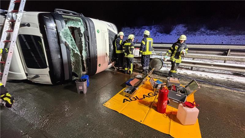 Der Lkw war auf der A1 bei Sittensen auf die Seite gekippt.