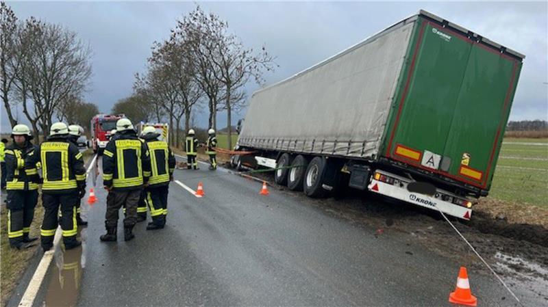 Der Lkw war bei Balje in den Seitenraum geraten und drohte umzukippen.