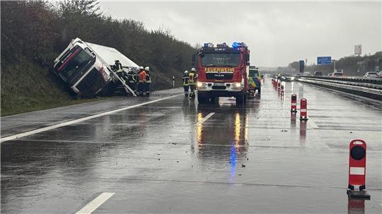 Blaulicht-Report: VW kollidiert mit Lkw auf A1 bei Sittensen Der Lkw war nach dem Zusammenstoß auf der A1 bei Sittensen in einen Graben gestürzt.