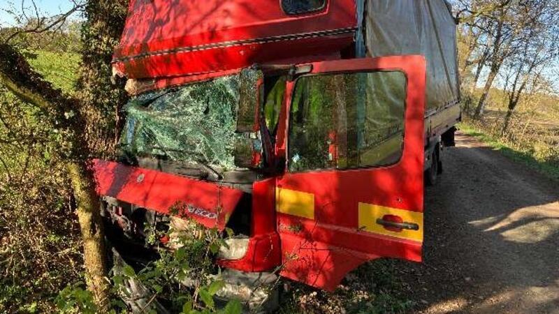 Der Lkw wurde bei dem Unfall in Groß Ippensen erheblich beschädigt.