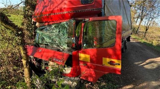 Der Lkw wurde bei dem Unfall in Groß Ippensen erheblich beschädigt.