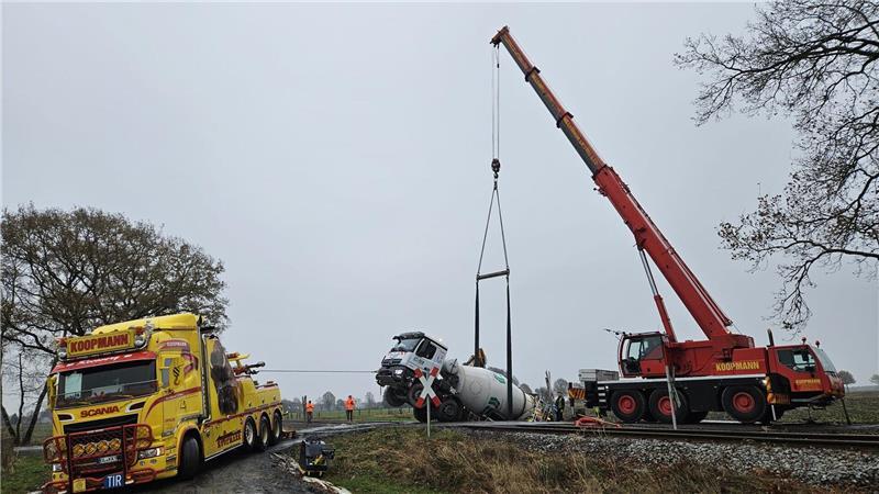 Der Lkw wurde mit Kran einem Kran geborgen.