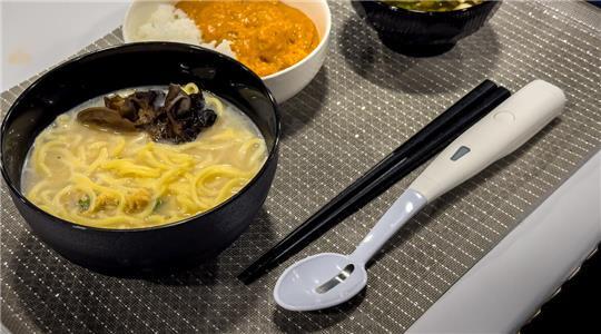 Der Löffel „Electric Salt“ der japanischen Firma Kirin soll Speisen salziger schmecken lassen, als sie es sind.