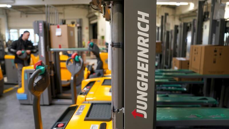 Der Logistikdienstleister Jungheinrich hat nach eigenen Angaben mehr als 8.200 Beschäftigte in Deutschland. (Archivbild)