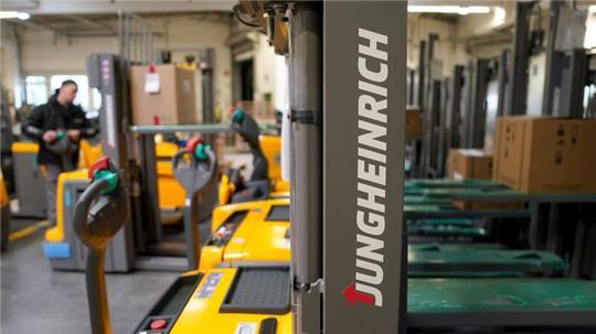Der Logistikdienstleister Jungheinrich hat nach eigenen Angaben mehr als 8.200 Beschäftigte in Deutschland. (Archivbild)