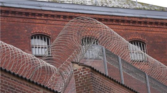 Der Lohn für Gefangene in Schleswig-Holstein steigt.