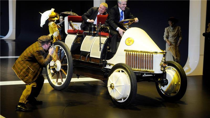 Der Lohner-Porsche Semper Vivus - hier ein Nachbau - kombinierte erstmals Elektro- und Benzinmotoren. (Archivbild)
