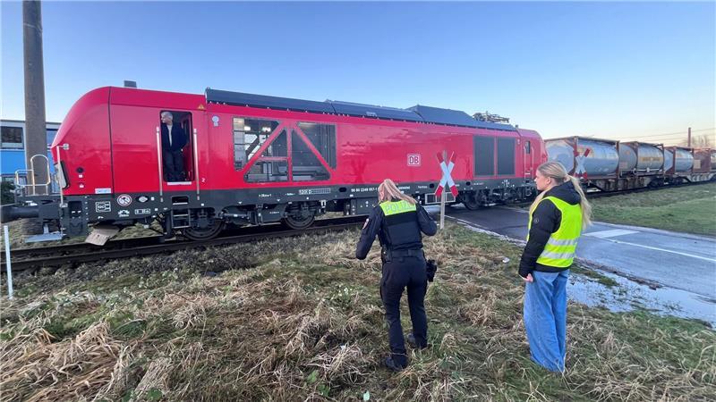 Der Lokführer wartet am Bahnübergang Am Bullenhof in Stade mit der Polizei auf einen Notfallmanager, die Kesselwagen haben Gefahrstoffe geladen.