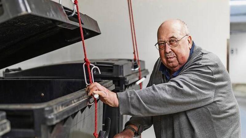 Der Loxstedter Rolf Schmonsees kann jetzt die Deckel der Mülltonnen öffnen und seinen Müll hineinwerfen. Er ist nicht der einzige Nutzer der neuen Lösung. Foto: Polgesek