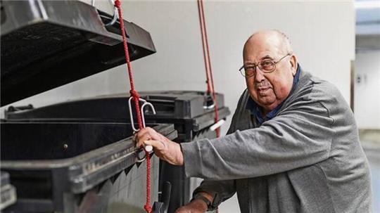 Der Loxstedter Rolf Schmonsees kann jetzt die Deckel der Mülltonnen öffnen und seinen Müll hineinwerfen. Er ist nicht der einzige Nutzer der neuen Lösung. Foto: Polgesek