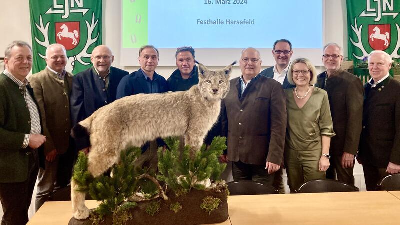 Der Luchs wurde der Jägerschaft in Harsefeld übergeben.
