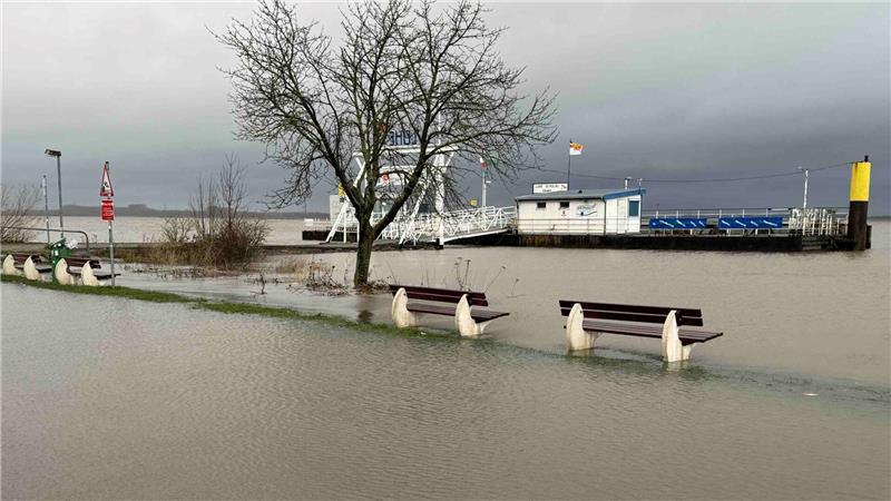 Der Lühe-Anleger im Alten Land war am Neujahrstag überflutet und lockte Schaulustige an.