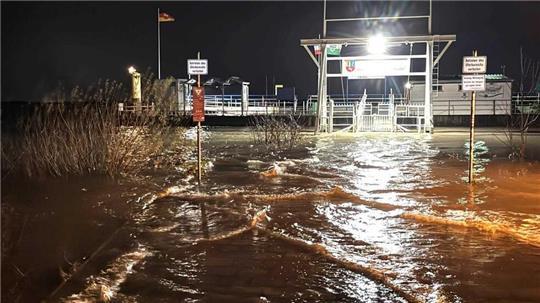 Der Lühe-Anleger stand am Freitagmorgen unter Wasser.