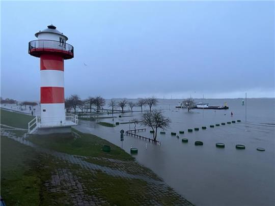 Der Lühe-Anleger steht unter Wasser. Archivfoto: Vasel