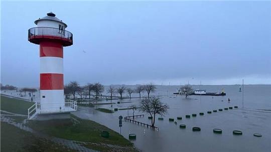 Der Lühe-Anleger steht unter Wasser. Das Bundesamt für Seeschifffahrt und Hydrographie warnt am Freitag im Kreis vor einer Sturmflut im Elbegebiet (Archivbild). 