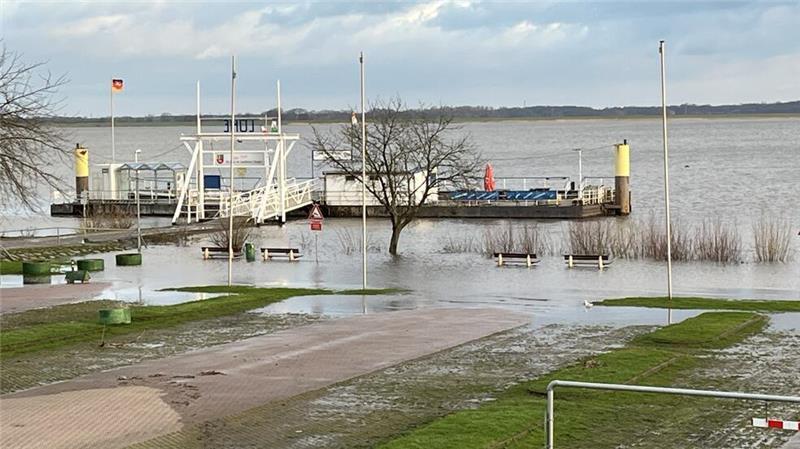 Der Lüheanleger stand am Dienstagmorgen unter Wasser.