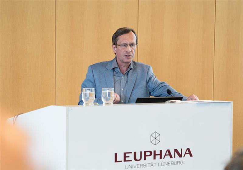Der Lüneburger Verkehrsexperte Apl. Prof. Dr. Peter Pez ist der Meinung, dass Hamburg ein schlüssiges Verkehrssystem fehlt.