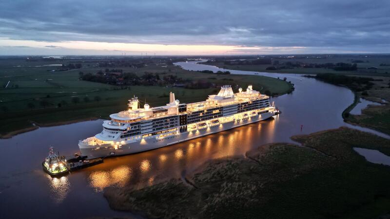 Neuer Kreuzfahrtriese „Silver Ray“ auf spektakulärer Überfahrt am Deich Der Luxusliner „Silver Ray“ auf der Ems vor Leer.