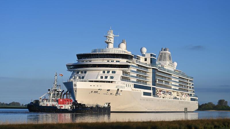 Neuer Kreuzfahrtriese „Silver Ray“ auf spektakulärer Überfahrt am Deich Der Luxusliner „Silver Ray“ auf der Ems vor der Jann-Berghaus-Brücke in Leer.