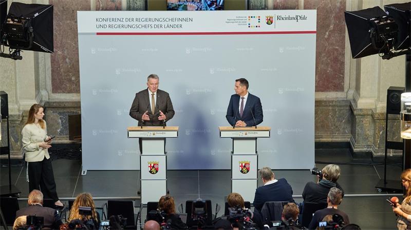 Der MPK-Vorsitzende Schnieder (links) und der Co-Vorsitzende Lies stellten gemeinsam die  Beschlüsse des Gremiums nach dem Treffen in Berlin vor. 