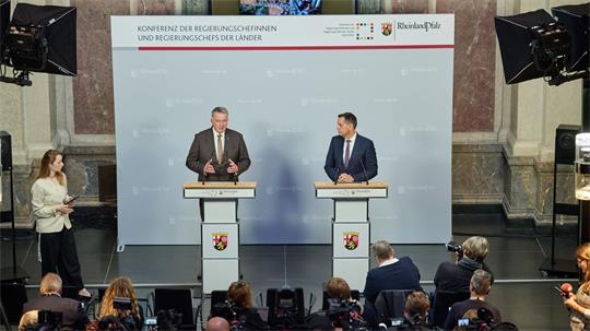 Der MPK-Vorsitzende Schnieder (links) und der Co-Vorsitzende Lies stellten gemeinsam die  Beschlüsse des Gremiums nach dem Treffen in Berlin vor. 