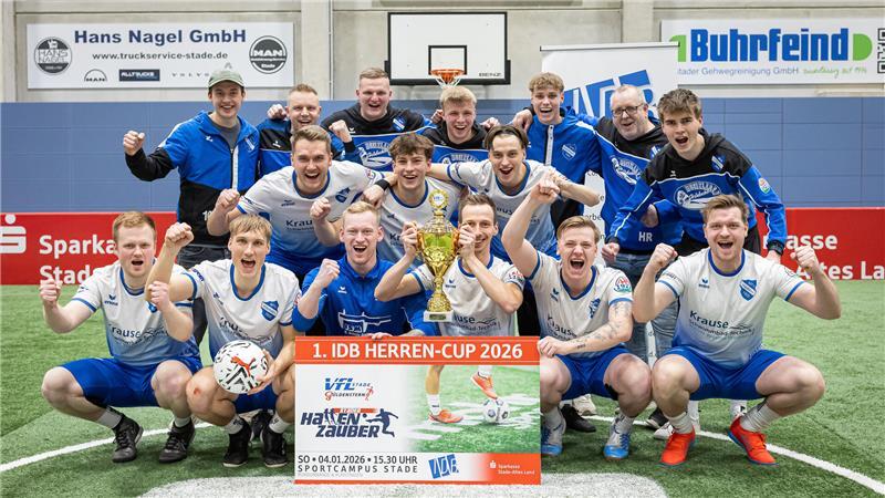 Der MTV Hammah feiert den Gewinn beim IDB Cup beim Stader Hallenzauber.