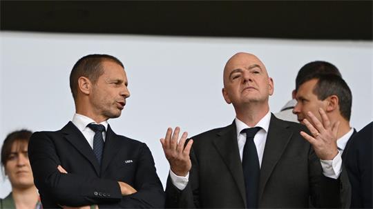 Der Machtkampf der UEFA gegen FIFA-Boss Infantino (r) geht weiter. (Archivbild)