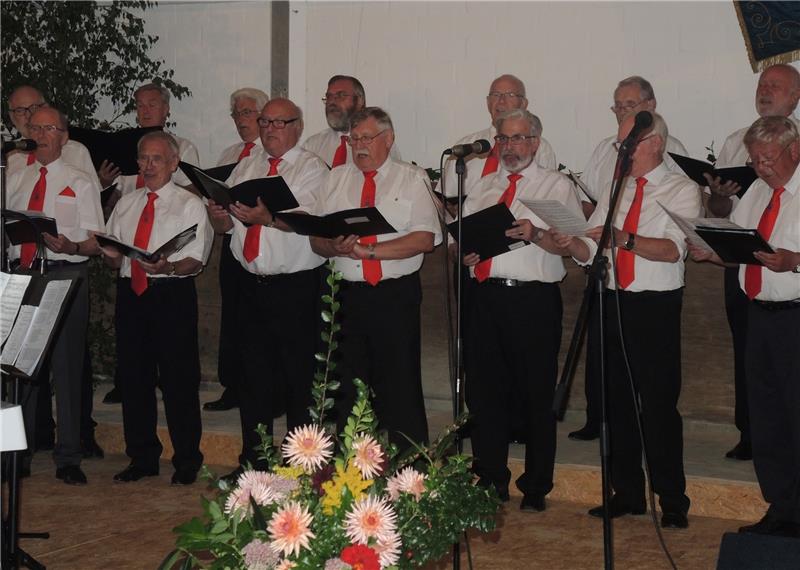 Der Männergesangverein „Eintracht“ beim 10. Nottensdorfer Chorfestival.