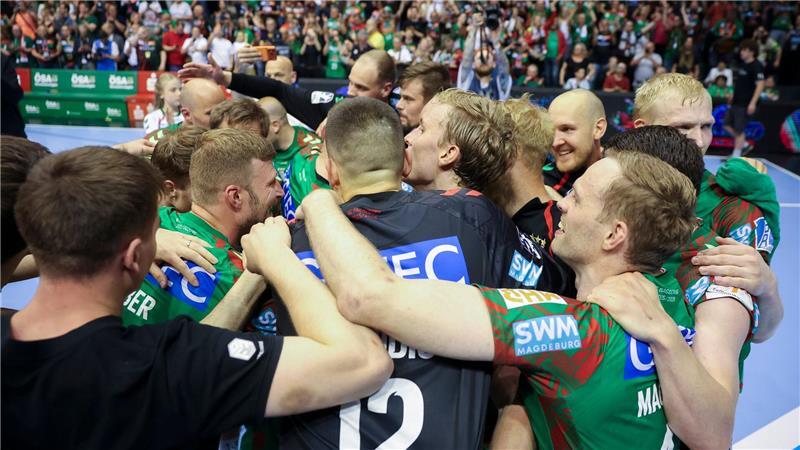 Bierdusche und Glückseligkeit: Magdeburg feiert Meistertitel Der Magdeburger Jubel kannte nach dem Titelgewinn keine Grenzen.