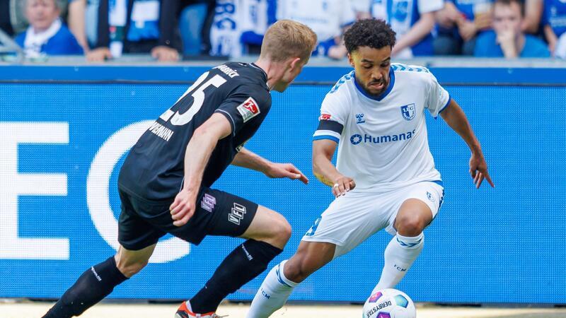 Der Magdeburger Leon Bell Bell (r) im Dribbling gegen Osnabrücks Niklas Wiemann.