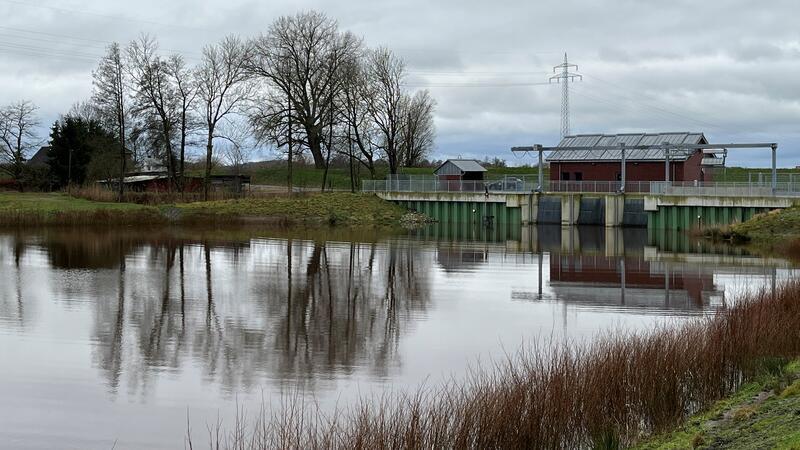 Der Mahlbusen vor dem neuen Schöpfwerk (rechts) am Ostedeich in Neuland bietet zusätzlichen Stauraum für die Wassermassen. In Betrieb ist der Neubau noch nicht. Noch laufen die Pumpen im alten Schöpfwerk (links).