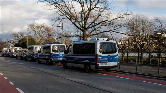Der Main liegt nicht weit von der Schule. 