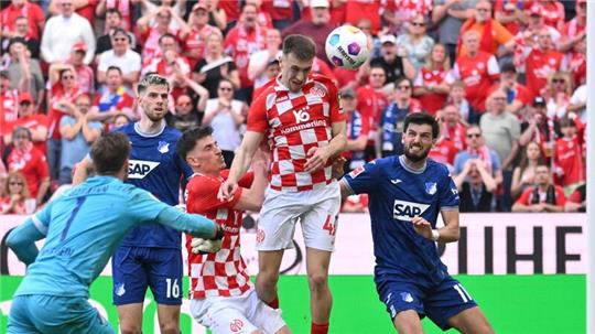 Der Mainzer Brajan Gruda (M) trifft zum 3:1.