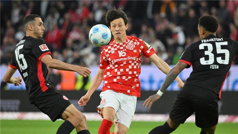 Mainz und Frankfurt lassen Punkte im Rennen um Europa liegen Der Mainzer Jae-Sung Lee (M) jubelte kurz vor der Pause zu früh.