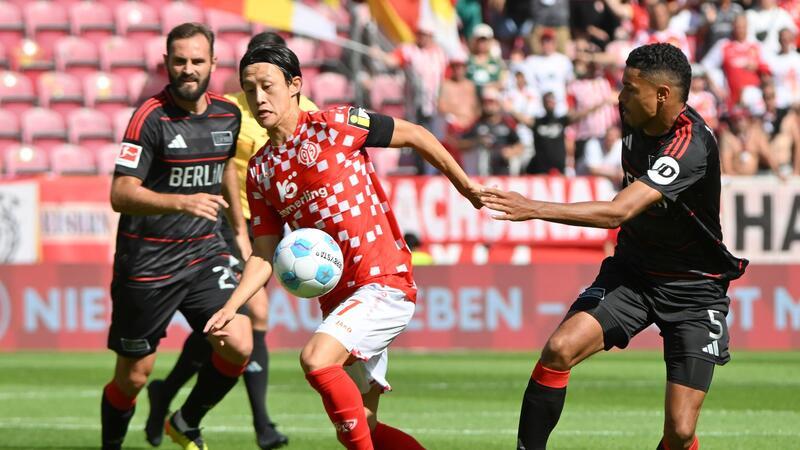 Der Mainzer Jae-sung Lee (l) vergab die erste gute Gelegenheit der Partie.