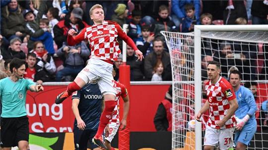 Der Mainzer Jonathan Burkardt jubelt nach seinem Elfmeter-Treffer zum 1:0.