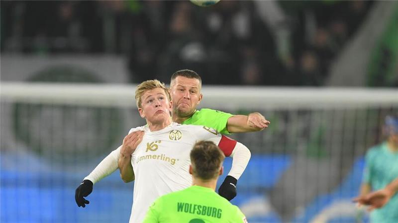 Der Mainzer Jonathan Burkardt (l.) und Wolfsburgs Denis Vavro im Kopfballduell.