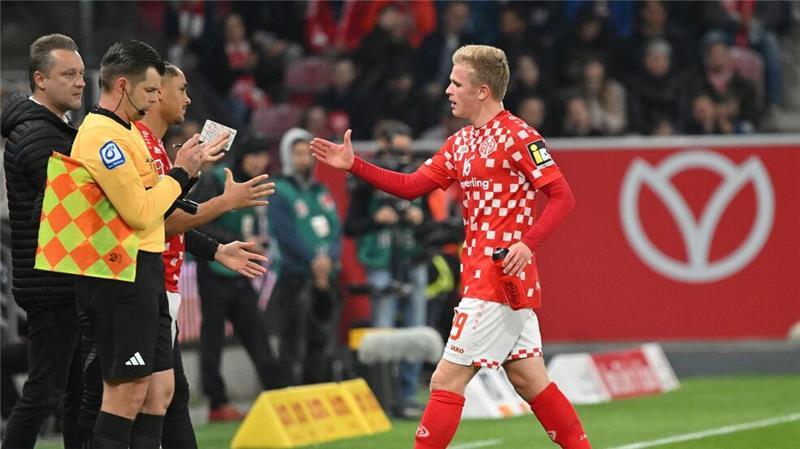 Kleindienst trifft: Glückliches Remis für Gladbach in Mainz Der Mainzer Jonathan Burkardt musste gegen Gladbach früh ausgewechselt werden.