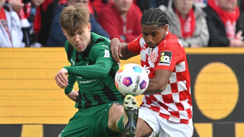 Der Mainzer Leandro Barreiro (r) liefert sich mit Gladbachs Luca Netz einen Zweikampf um den Ball.