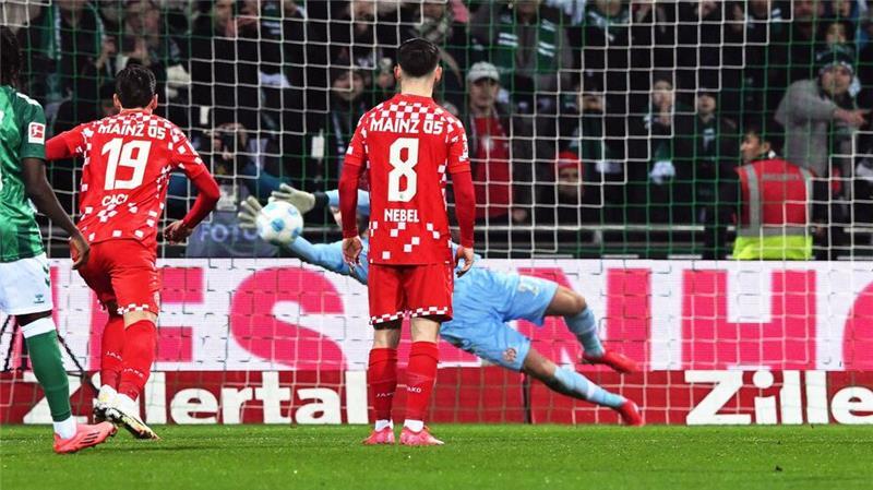 Turbulentes Spiel in Bremen: Beide Trainer jetzt gesperrt Der Mainzer Torwart Robin Zentner pariert einen Elfmeter von Werders Marvin Ducksch.