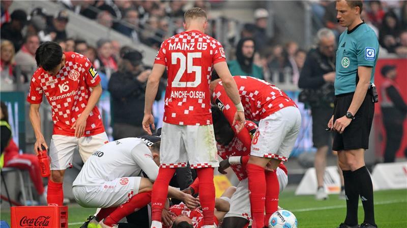 Mainz und Frankfurt lassen Punkte im Rennen um Europa liegen Der Mainzer Verteidiger Dominik Kohr musste wegen einer Knieverletzung früh ausgewechselt werden.