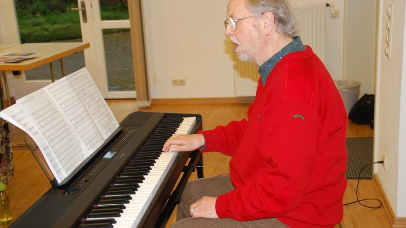 Der Mann am Klavier: Reinhard Gundlach, ehemaliger Kreiskantor im Kirchenkreis Buxtehude.