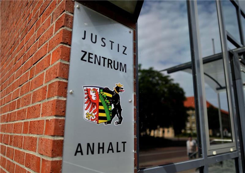 Kindesmissbrauch in 775 Fällen: Angeklagter räumt Taten ein Der Mann aus Dessau-Roßlau soll mehr als zehn Jahre lang ein Mädchen und einen Jungen teilweise schwer sexuell missbraucht haben.