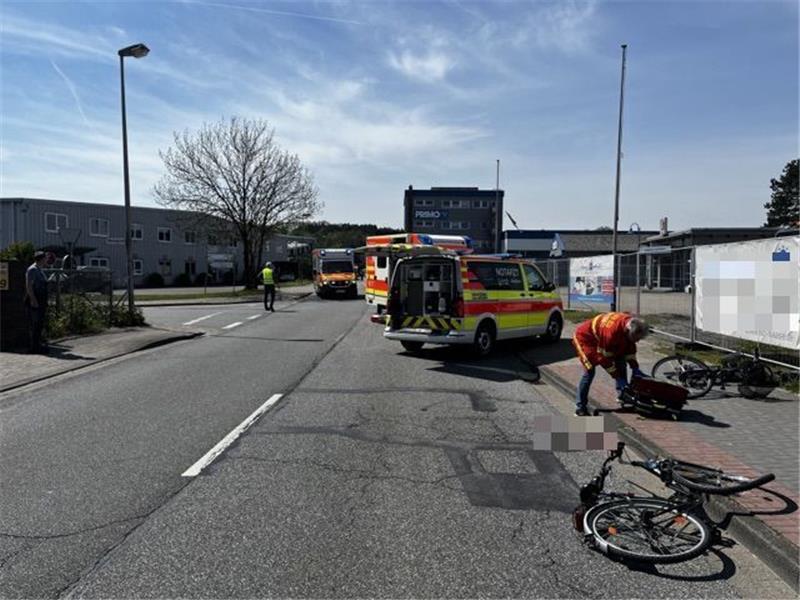 Radfahrer in Buxtehude von Lkw erfasst – lebensgefährlich verletzt Der Mann aus Hamburg geriet mit seinem Fahrrad aus bisher ungeklärter Ursache vom Gehweg auf die Fahrbahn. Foto: Polizei