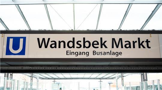 Der Mann, der eine 18-Jährige in einer Hamburger U-Bahnstation mit sich in den Tod riss, ist bereits strafrechtlich bekannt. 