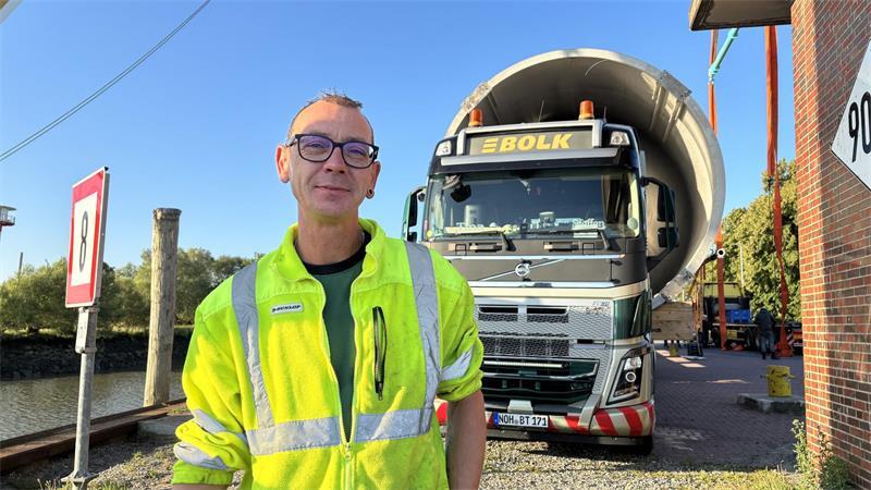 Der Mann für den Schwertransport: Steffen Bergmann fuhr das 36 Meter lange Siloteil zum Anleger Stadersand - zum Weitertransport mit Schwimmkran Enak.