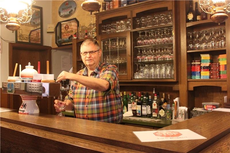 Der Mann hinterm Tresen: Uli Benecke hatte in 40 Jahren schon viele lange Nächte. Der 64-Jährige denkt ans Aufhören. Fotos: Bröhan