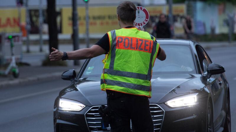 Der Mann in Bremen fuhr in der Nacht auffällig langsam und ist deswegen von der Polizei angehalten worden. (Symbolbild)