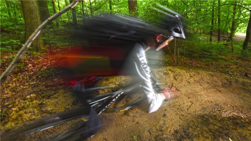 Drähte gegen Mountainbiker: Wie sich ein Jäger verteidigt? Der Mann ist in Heilbronn wegen versuchten Mordes angeklagt.(Symbolbild)