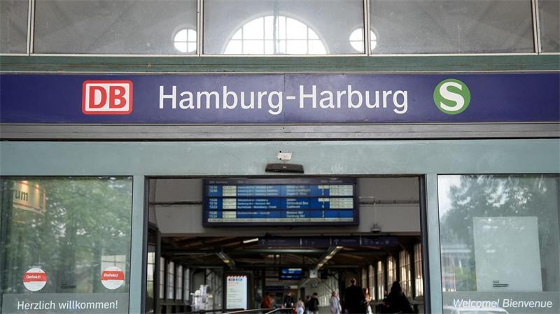 Der Mann konnte am Harburger Bahnhof aus eigener Kraft nicht mehr auf den Bahnsteig gelangen (Symbolbild).